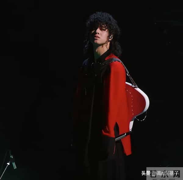 他曾因长胖被嘲,减肥变爆炸头帅哥,今成谢霆锋师弟猛晒腹肌!