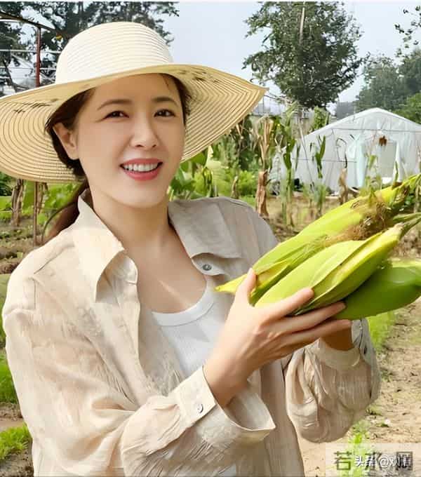 靠美貌征服无数男人,却出道至今零绯闻,49岁回老家种地素颜出镜