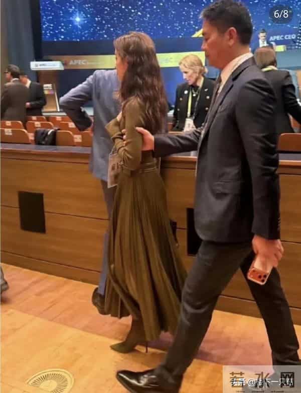 章泽天烫发翻车后 听劝拉直笑容灿烂 和刘强东同框不再唯唯诺诺