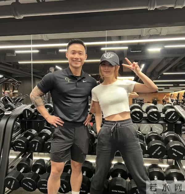 恭喜!香港知名女星被曝恋上小近10岁鲜肉,二人或已同居试婚