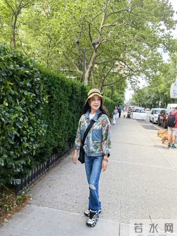 74岁刘晓庆晒公园散步照,整套休闲牛仔穿搭,比实际年龄年轻20岁