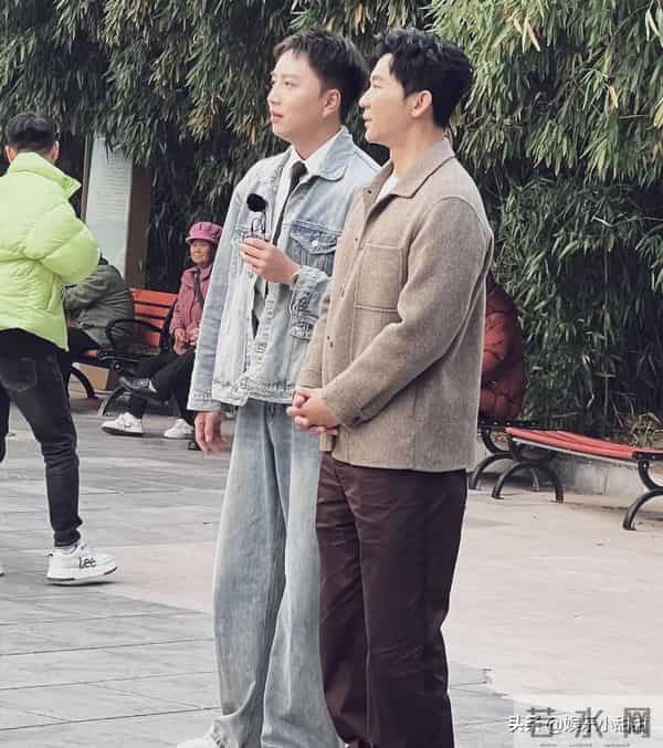 北京公园偶遇李晨!帅气逼人引大妈疯狂,场面一度失控!