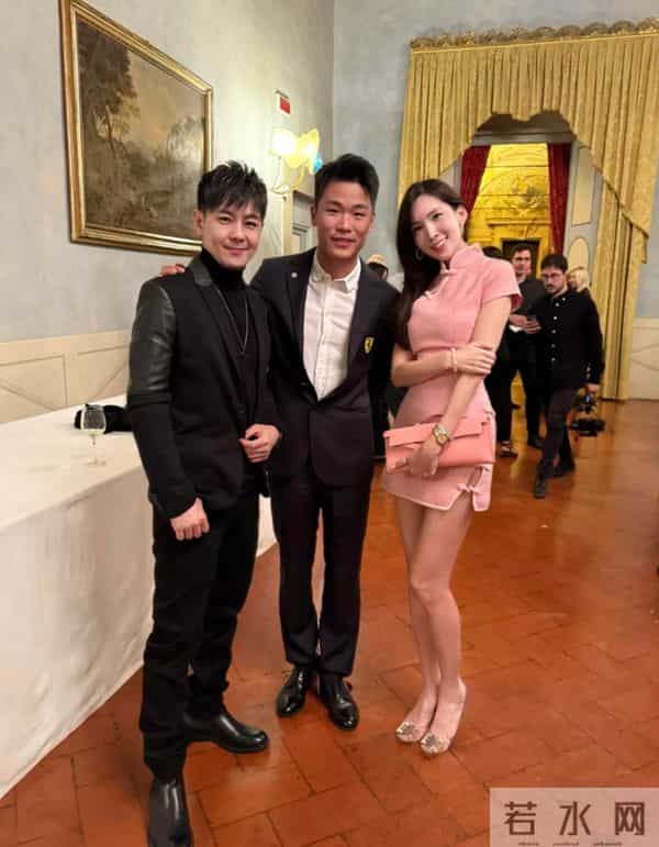 林志颖带妻子参加活动，陈若仪穿粉色旗袍不像40岁，一双腿好招摇