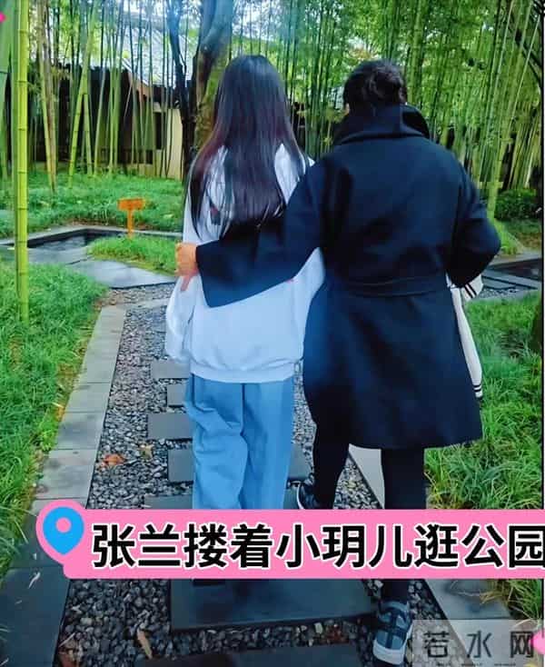 大S女儿暴风抽高，身高和奶奶齐平了！张兰搂着小玥儿散步好温馨