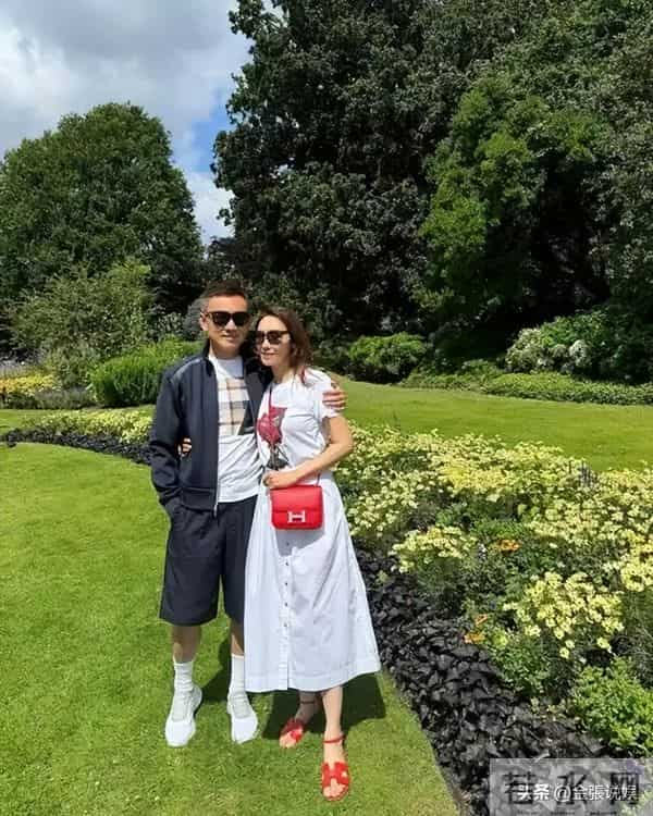 郭可盈在香港买37万国产电车,与丈夫现身提车,林文龙打扮好时尚