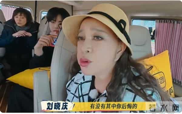 刘晓庆一天吃一斤肉，同龄人夸她年轻，摘下假发真容曝光