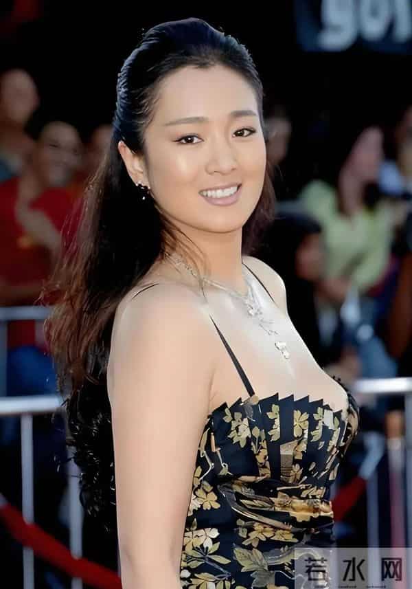 天呐!巩俐这身材太惊艳了,胸围几乎到肚脐,状态却依旧十分亮眼