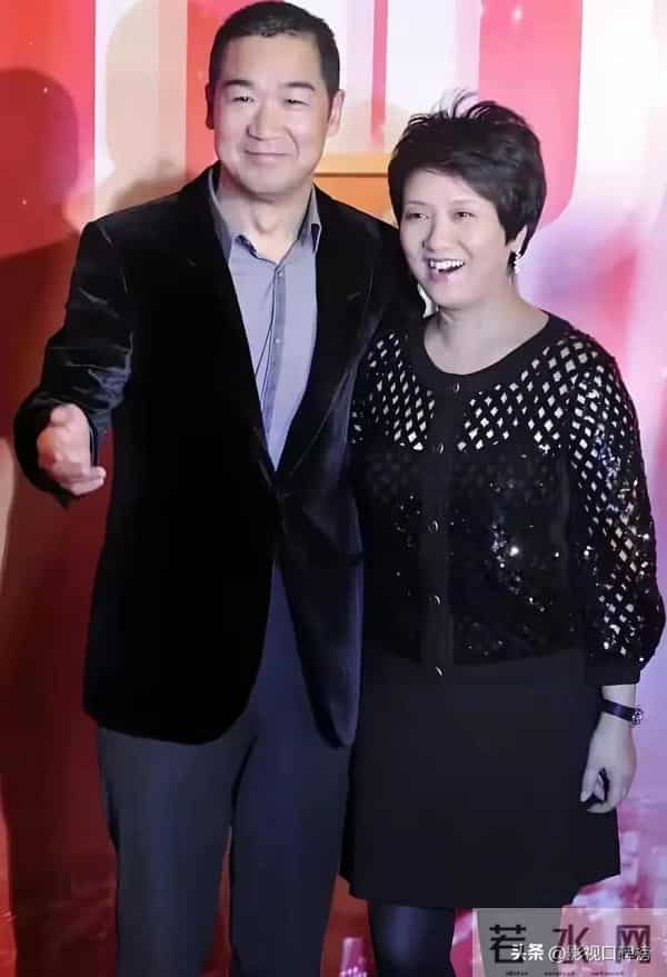 70岁张国立携妻子与友人聚餐,头顶白发老态明显,邓婕气质优雅