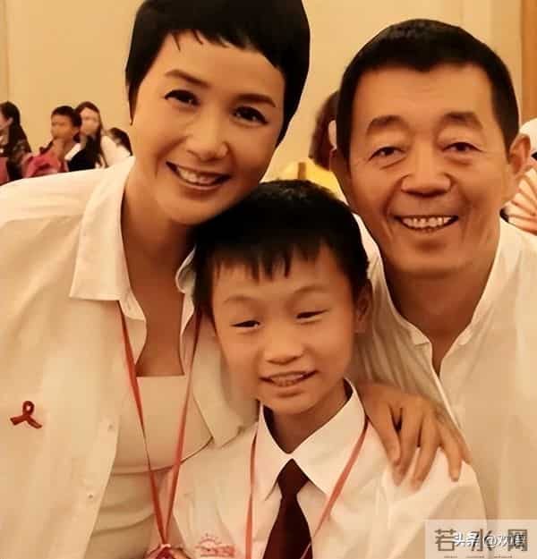 59岁蒋雯丽现状，定居英国，又瘦又老，网友惋惜：一代女神也老了