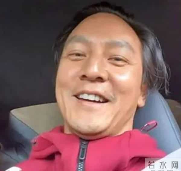 自曝近10年没夫妻生活，吴彦祖晒妻子素颜照片，真是“丑”的可怕