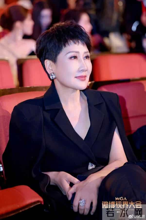 收手吧!63岁张凯丽穿“黑丝”现身不到72小时,恶心的事情发生了