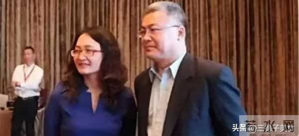 原来他们是夫妻,两位央视主持人低调多年,如今一家三口很幸福