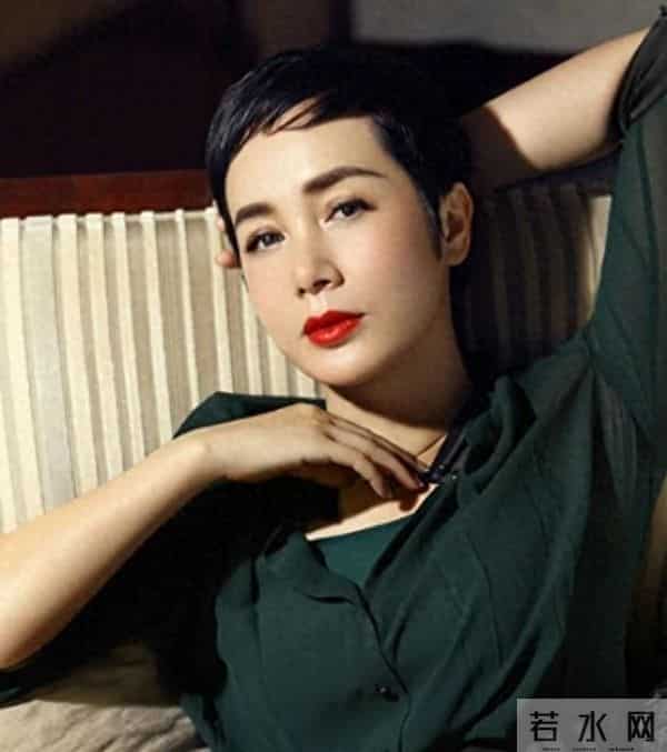 蒋雯丽59岁英国低调生活曝光:昔日女神瘦老憔悴,岁月不饶人