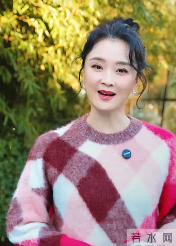 王艳立冬美出圈，彩色菱格毛衣搭丸子头，气质优雅美得好高级