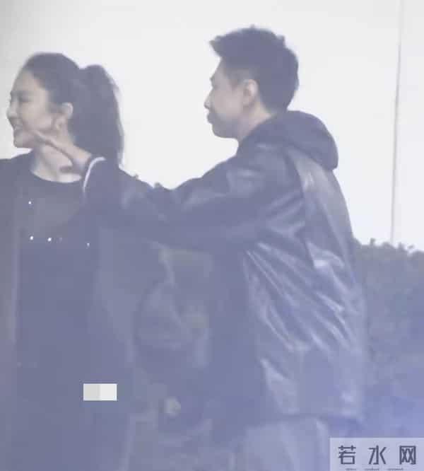 董璇46岁生日聚会,和张维伊送宾客后牵手回家,张维伊短发还挺帅