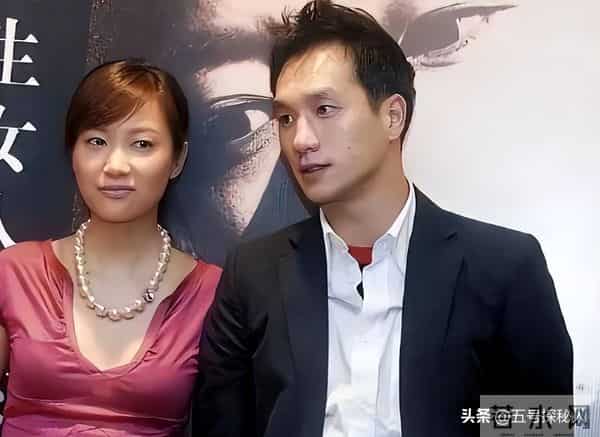 51岁徐静蕾近况曝光：没结婚但有伴侣，定居美国6年，吃成胖美人