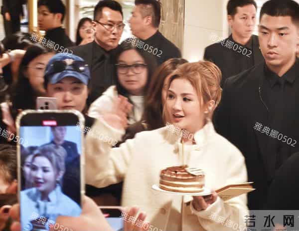 阿sa蔡卓妍本人没有网上夸的那么年轻,脸有点肿整感明显不够自然