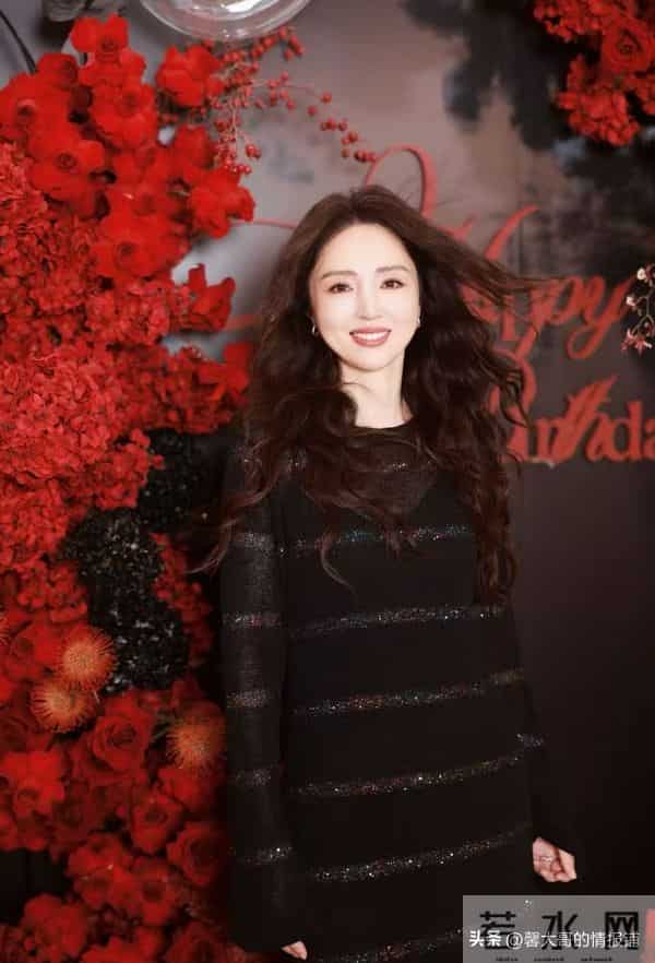 关悦晒董璇庆生照!张维伊比佟大为高不少 小酒窝和佟家小子太般配