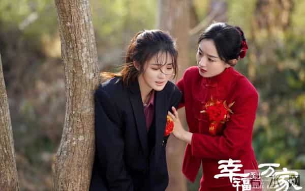 收手吧!63岁张凯丽穿“黑丝”现身不到72小时,恶心的事情发生了