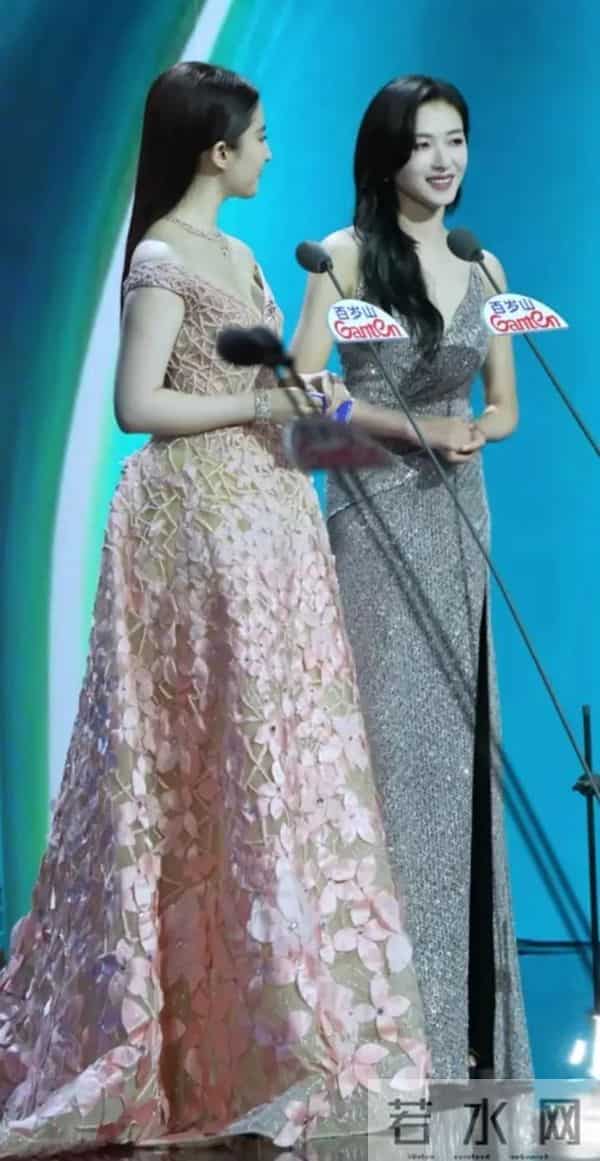 万茜的美貌真的有被严重低估 和天仙站一块都能毫不逊色 脸小又精致