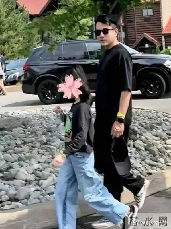 38岁杨幂香港被偶遇！头发潦草背超大包包，低调去看望女儿小糯米