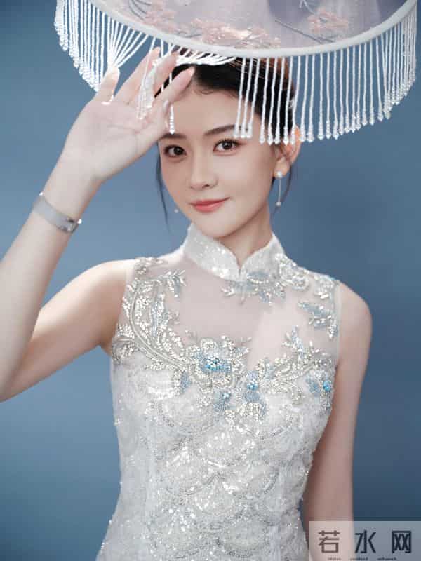 梁洁一袭银白亮片旗袍，勾勒窈窕身段，太美了