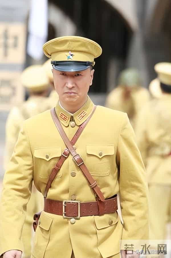 他靠《亮剑》火遍全国,如今55岁白发丛生,一身肌肉太亮眼