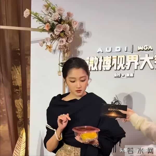 我们都被关晓彤骗了!一举动暴露真实人品,才发现鹿晗是人间清醒