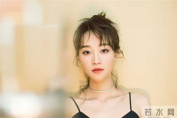 蓝盈莹新恋情曝光!深夜密会神秘男子共享蛋糕,网友称审美下滑