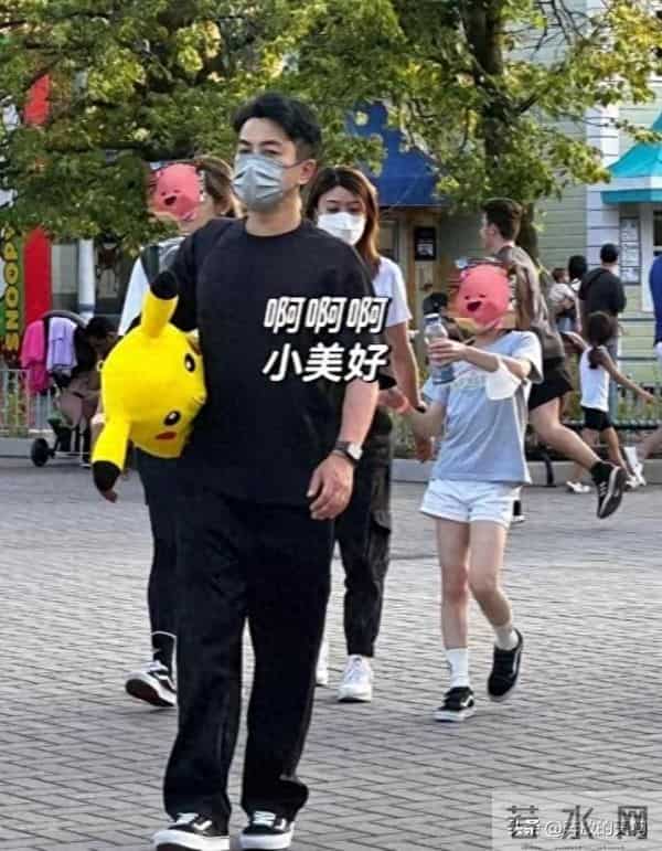 38岁杨幂香港被偶遇！头发潦草背超大包包，低调去看望女儿小糯米