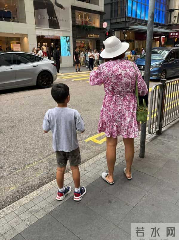 55岁香港著名女歌手的近况曝光，曾因不育通过领养方式实现母亲梦