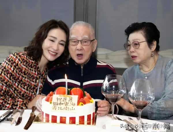 黎姿为父亲过生日时，老公和残疾弟弟在场，夫妻同框像一对父女