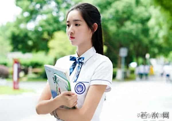 离开杨玏之后的王玉雯资源大降级，时尚博主揭露上身盗版礼服