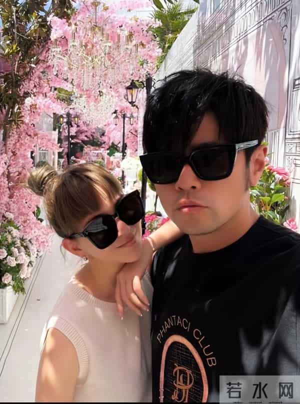 周杰伦带老婆在墨尔本,没胡子满脸褶,眼袋硕大跟半月前判若两人