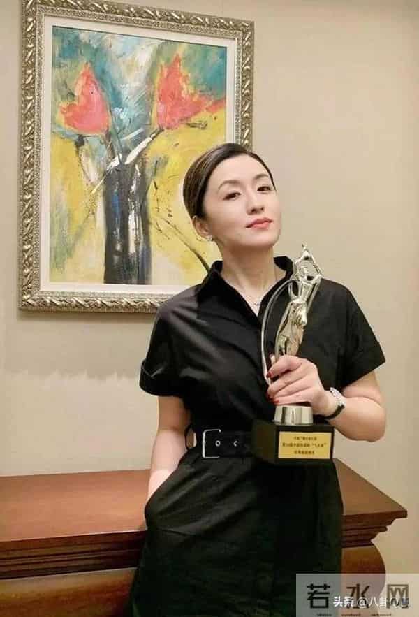 秦雯自身难保!袭警事件被曝光,新剧连夜撤档,官媒呼吁通报