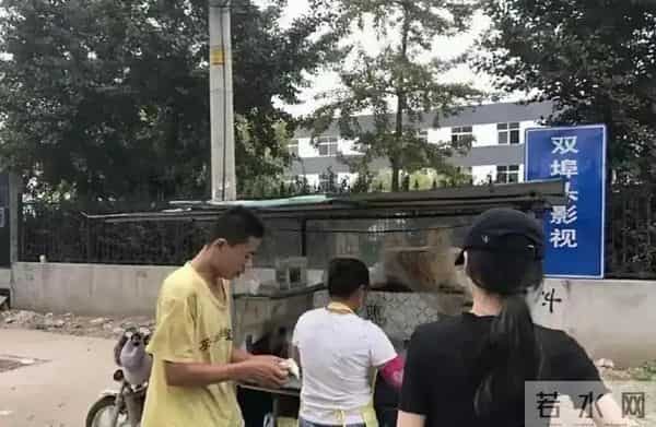 杨颖在山西农村街头买煎饼果子 身材高挑 打扮接地气 比普通人好看