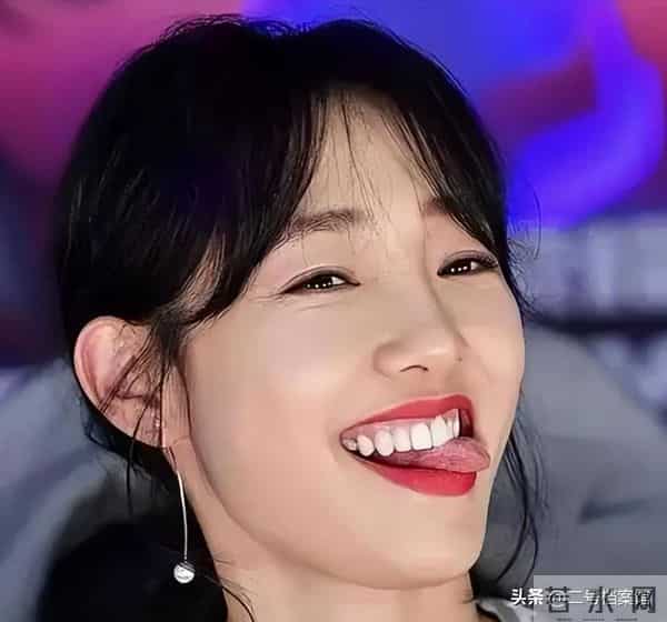 陪睡陪玩只是前菜，继袭警、舔手指被曝后，又一女星曝"圈中内幕"