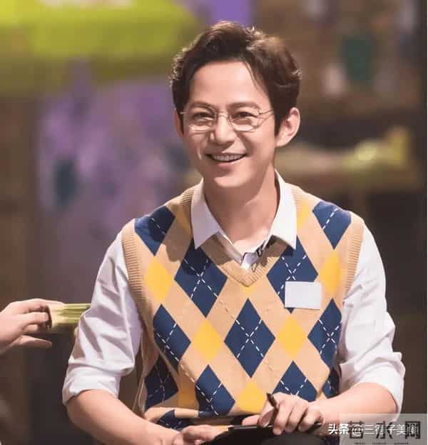 主持人何炅澄清衰老焦虑：我眼神好得很！