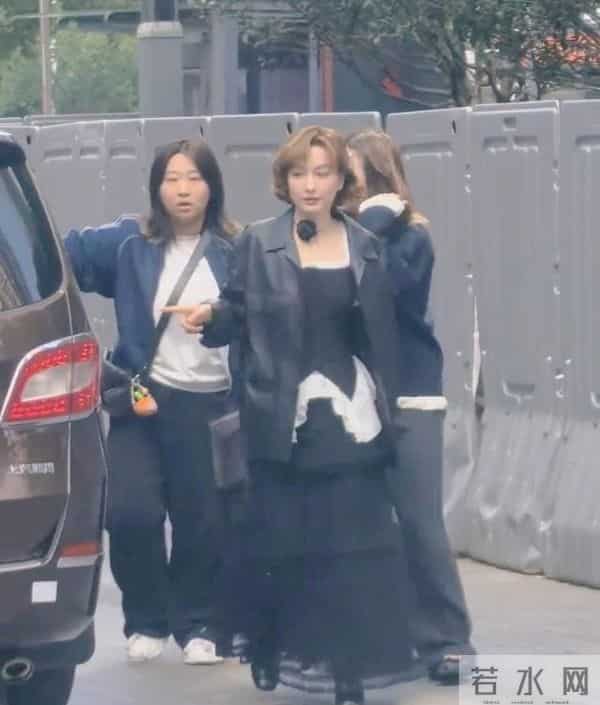 吴昕在长沙被偶遇,她真的好瘦啊,脸圆圆的,身材真好,看着好美