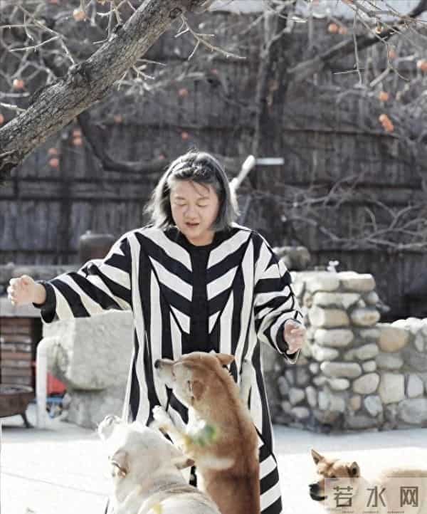 64岁独居百亩老房子 真名媛甩出陈凯歌30年距离 她的人生怎么这么野