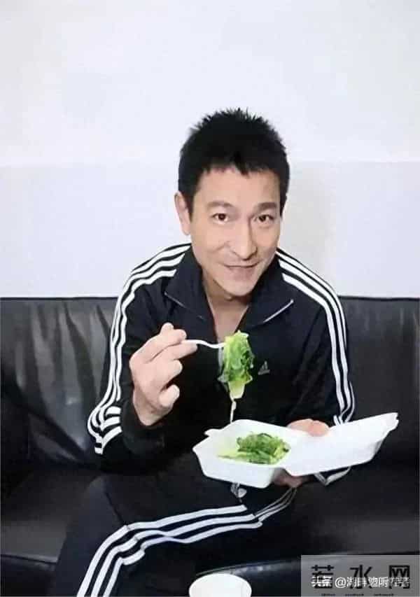 62岁刘德华晒一日三餐,网友:太狠了,难怪看起来像40岁