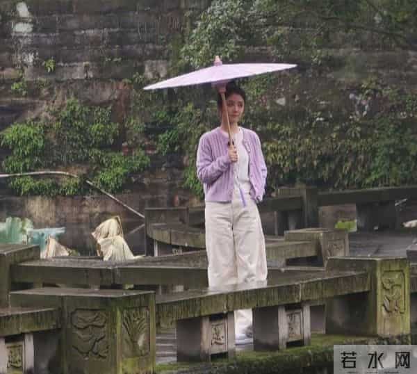 谭松韵回泸州老家录综艺,穿香芋紫的她娇小又甜美,一点不像35岁