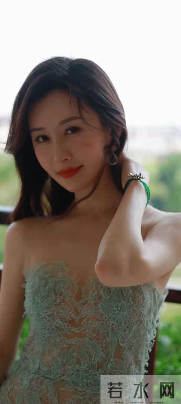 舒畅身穿一袭抹胸绿连衣裙,尽显女人魅力