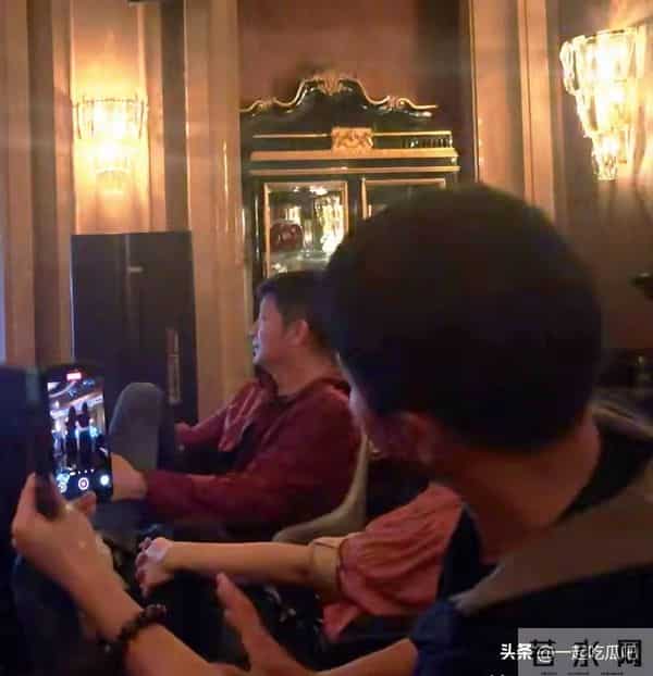 佟大为夫妇为董璇庆生,关悦挽着老公好恩爱,姐妹团在KTV唱歌