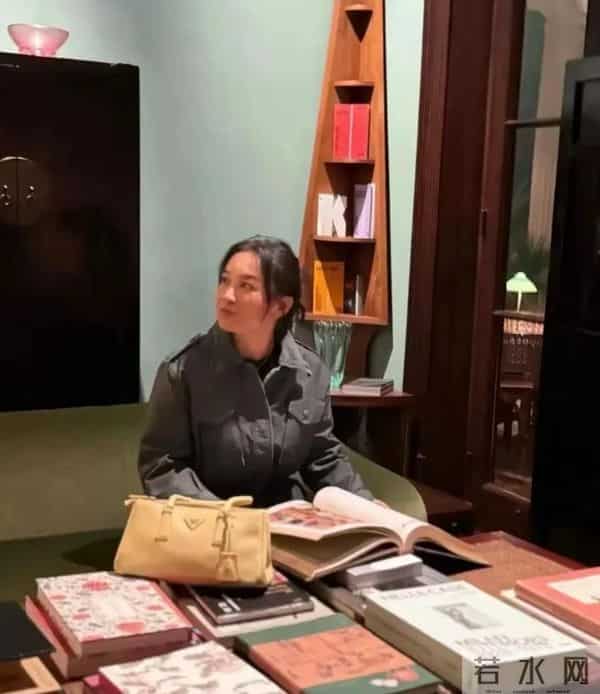 贾玲在上海过43岁生日!打扮贵气身材没有复胖,气质终于不土了!