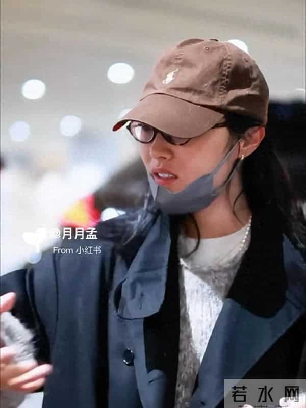 白百何带俩儿子回国，17岁大儿子罕见露面，身高180，模样像爸爸