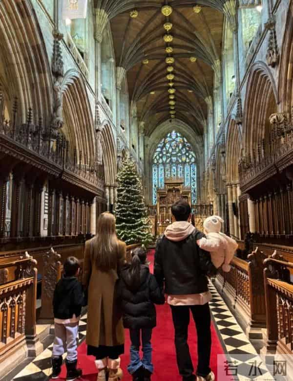 46岁周杰伦发文回应出道25周年,“还是那个好胜、幼稚的我”,昆凌回复:话也变多了些;结婚10年育有3个娃