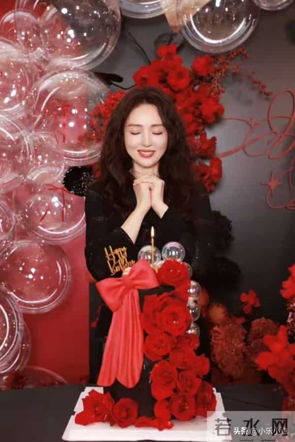 董璇46岁生日晒照,手捧蛋糕看着孕味初显肚子像四个月 满脸幸福感