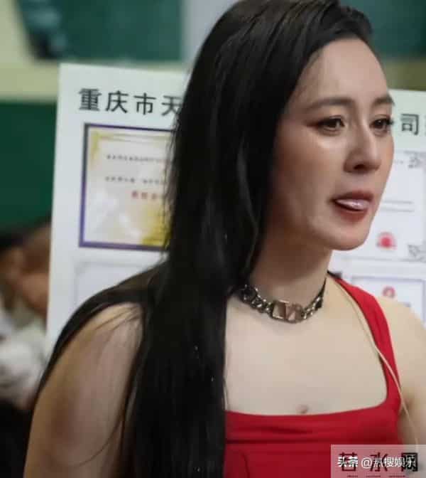 原相机下的唐艺,胖胖的有点老脸上有褶皱,可她的努力却值得赞扬