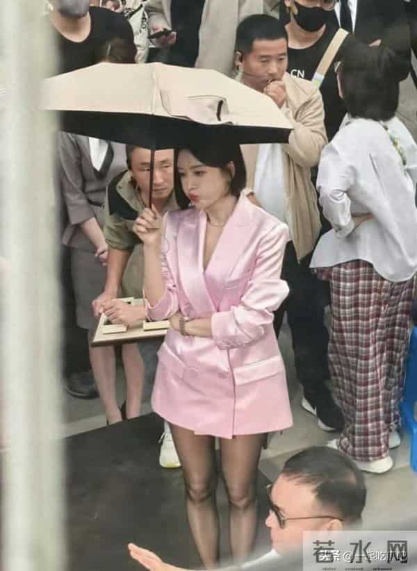 46岁秦岚浙江街头拍戏，穿黑丝袜超人眼，成熟美艳身材在线！